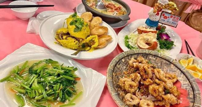 餐厅桌菜开价6000多，网直喊盘子（图/《爆料公社 》脸书）