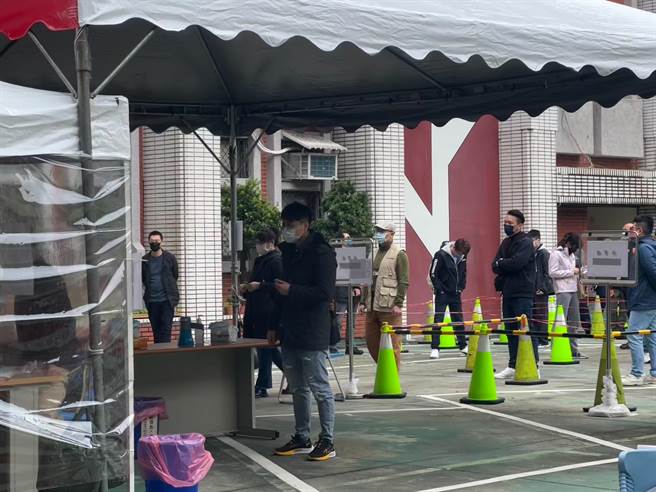 基隆市警察局昨在局内中庭设置专案筛检站，为全市警察同仁採检。（陈彩玲摄）