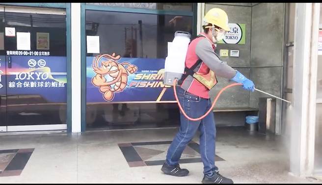 环保局立马到梧栖东京综合保龄球馆，全面进行环境大消毒。(台中市政府提供)  