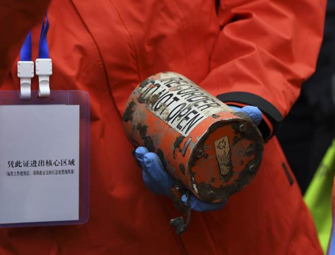 東方航空MU5735空難的2部黑盒子正在進行修復與判讀。（圖／新華社）