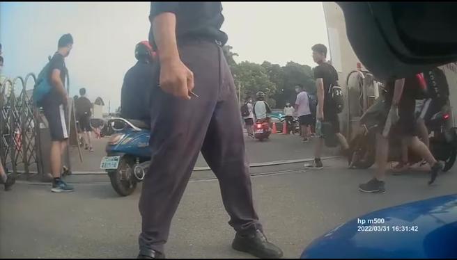 嘉义某高中上月31日因运动会提早放学，1名学生准备骑车离开，却遭校门警卫挡下，警卫甚至「出脚踹机车」挡住出口，还不断飙骂学生。（翻摄自脸书「爆料公社」）