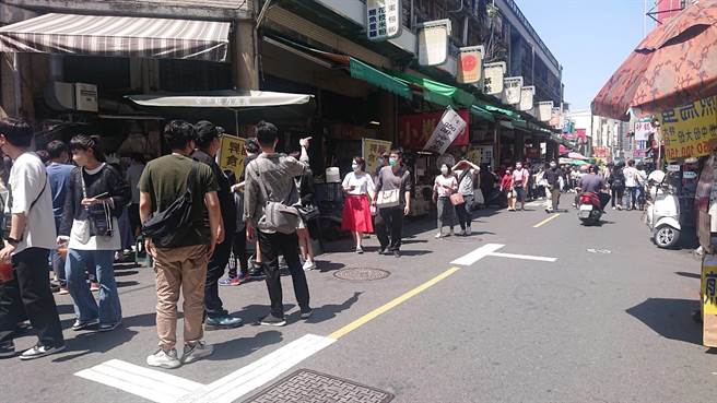 清明连假4天中，国华海安商圈在台南市各景区人潮夺冠。（程炳璋摄）