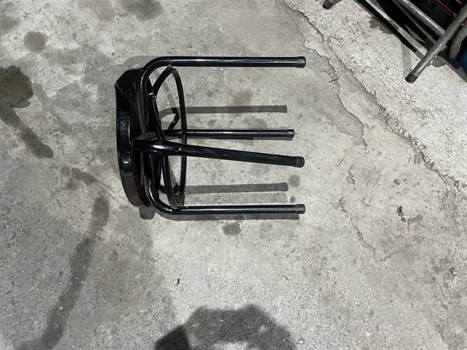 38歲蕭姓男子得知母親身體遭人碰觸，竟持鐵製圓凳將人毆打到癱坐在椅子上，失去呼吸心跳，甚至出現尿失禁的現象，送醫不治。（警方提供／羅亦晽花蓮傳真）