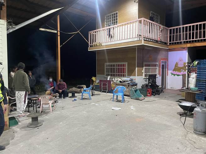 38歲蕭姓男子得知母親身體遭人碰觸，竟持鐵製圓凳將人毆打到癱坐在椅子上，失去呼吸心跳，甚至出現尿失禁的現象，送醫不治。（警方提供／羅亦晽花蓮傳真）