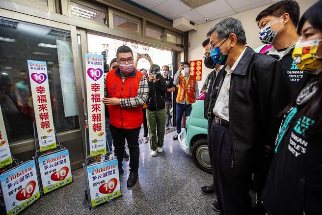 中華照顧者關懷協會理事長劉志枰（中）向台北市長柯文哲（右）介紹中國時報每天提供60份報紙，讓新進街友從最簡單賣報紙，增加接觸人群的機會，也是重回社會的開始。（羅浚濱攝）