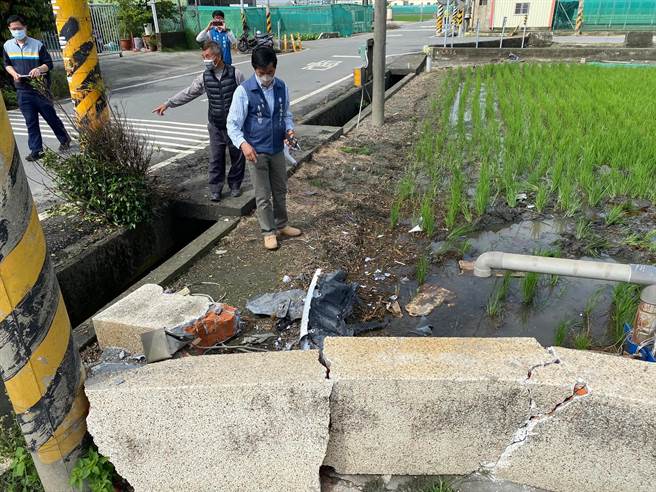 西螺镇产业道路笔直且无红绿灯，车辆速度过快造成车祸频传，日前汉光果菜市场前又发生自小客车与摩托车擦撞，自小客车撞破围墙又撞坏水井。（周丽兰摄）