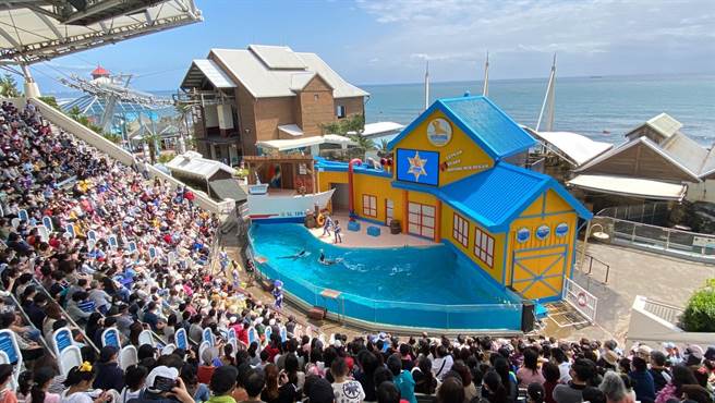 清明連假4天，花蓮遠雄海洋公園搭配兒童節，推出許多精彩活動，共吸引近2.1萬人次入園，觀賞水上表演活動更是座無虛席。（遠雄海洋公園提供／羅亦晽花蓮傳真）