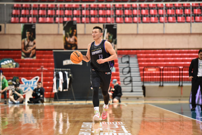 桃園雲豹張智峰在與台灣啤酒英熊一戰受傷，賽後確認右手掌骨骨折，本季提前報銷。（桃園雲豹提供）