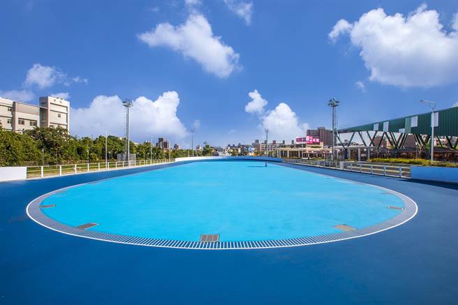 湖口乡王爷垄运动公园设立的国际标准200公尺竞速滑轮溜冰场，因周边停车方便及有较多观眾席，被选定全中运滑轮溜冰竞赛场地。（罗浚滨摄）