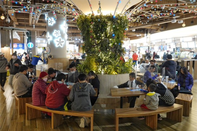 清明連假最後一天，本土病例今(5)日一口氣暴增216例，不少民眾擔心連假後疫情大爆發，是不是又要禁止內用了。示意圖。(資料照/黃子明攝)