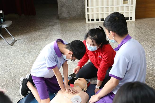 嘉义市消防局为国中生开办急救技能研习训练。（嘉义市政府提供／廖素慧嘉市传真）
