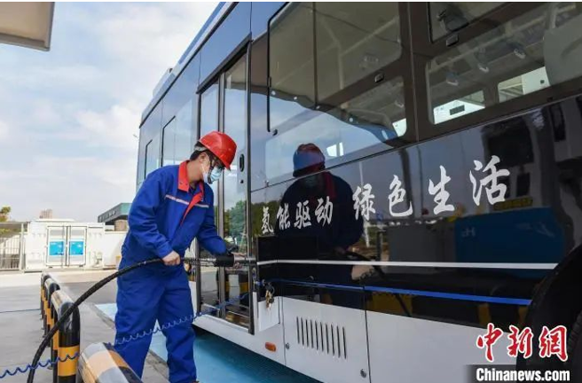 工作人員給公交車加氫氣。（中新社）