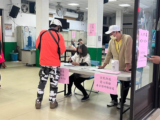 基隆市政府推「全民防疫愛心篩檢」，今天下午率先在仁愛區發放4240份快篩試劑。（陳彩玲攝）