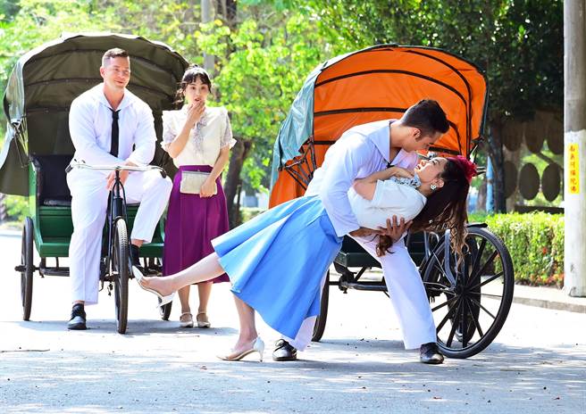 游詩璟（右起）與費丹尼拍這場吻戲閃到腰。（台視提供）