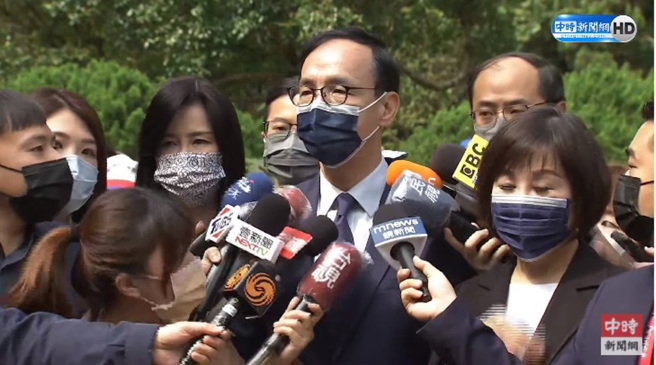 国民党主席朱立伦5日前往慈湖，回应与台北市议员罗智强爆发的争议。（图／翻摄自中时新闻网YouTube）
