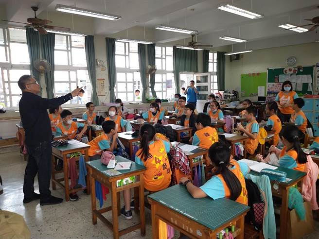 交趾陶艺师进到嘉义市的校园传授交趾陶艺。（嘉义市政府提供／廖素慧嘉市传真）