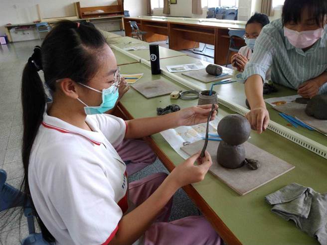 学生体验手作交趾陶工艺。（嘉义市政府提供／廖素慧嘉市传真）