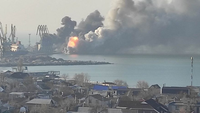 乌克兰海军3月24日在脸书贴文说，在被占领的东南部伯德扬斯克（Berdyansk）港摧毁了1艘俄罗斯大型军舰。（乌克兰海军）