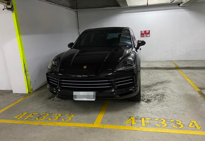 新竹巨城百货停车场日前出现1辆保时捷休旅车一次占据2格车格，在民眾拍下后痛批「总会遇到这种有水准的有钱人」，照片一公开引发讨论。（翻摄自脸书「爆废公社公开版」）