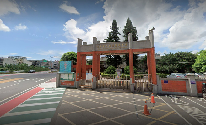 桃园市晚间传出1国中生染疫，教育局也紧急公告该国中生就读的草漯国中全校预防性停课7天至4/12復课。(摄自Google map)