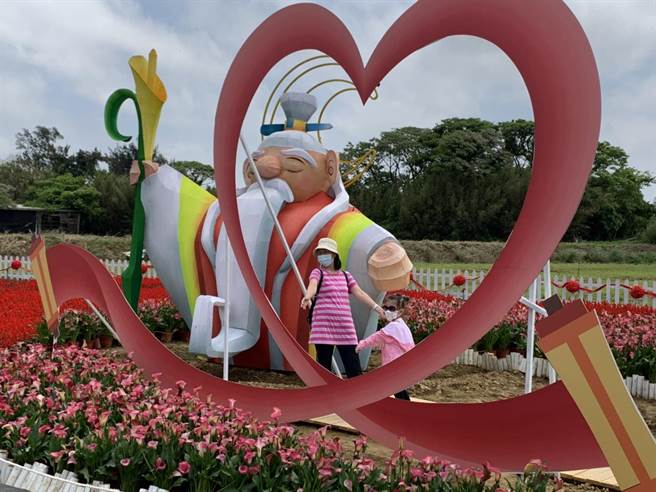 桃园彩色海芋季，首周于清明连假开展，艳阳助阵下，狂吸23万人次到访。(蔡依珍摄)