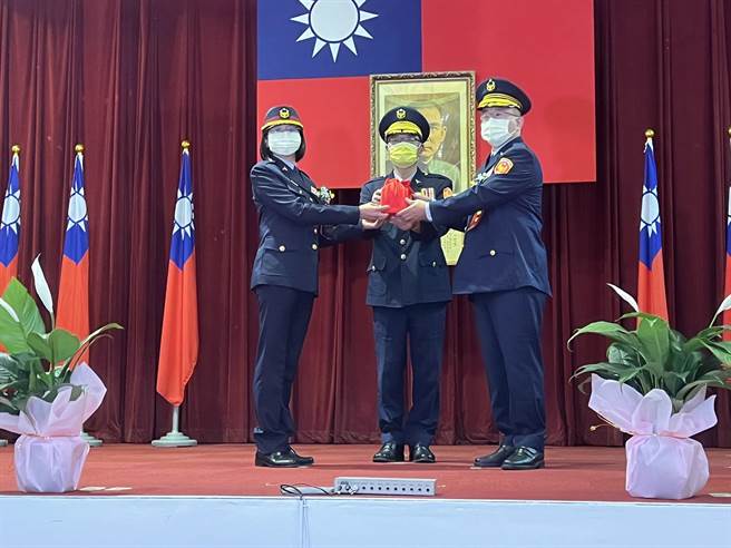 新北市警察局长黄宗仁主持妇幼警察队长交接典礼。（王扬杰摄）