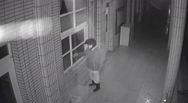 谢男潜入校园行窃，过程被监视器清楚拍下。(翻摄照片／吕筱蝉桃园传真)