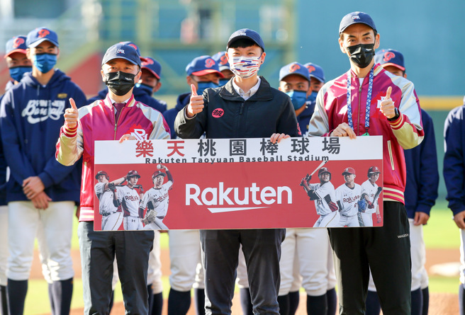 乐天桃园球场5日举行开幕战，也正式改名「乐天桃园球场」。（陈麒全摄）