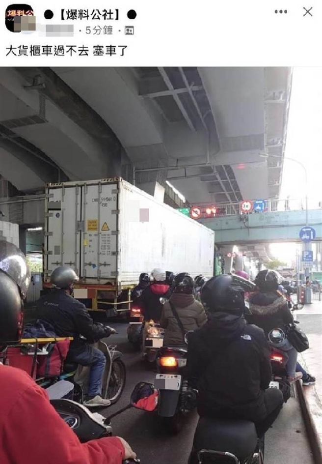 曳引车受困在北市市民大道造成交通回堵。（翻摄画面）