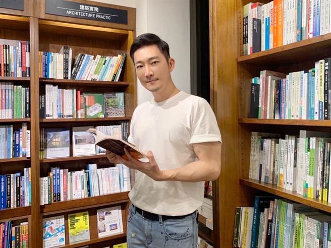 崴爺出書分享理財經驗。（博思智庫提供）