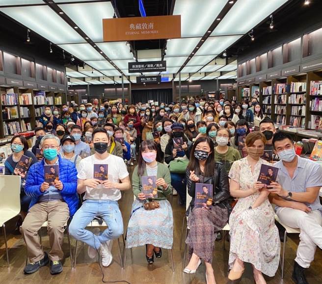 崴爺近日與知名作家黃大米與樂活大叔施昇輝在信義誠品舉行新書簽書會，現場粉絲眾多。（博思智庫提供）