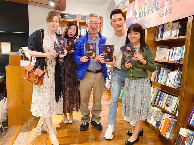 崴爺近日與知名作家黃大米與樂活大叔施昇輝在信義誠品舉行新書簽書會。（博思智庫提供）