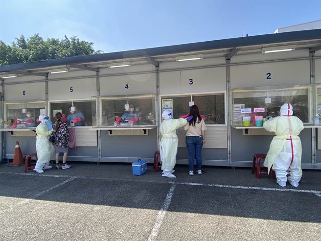 衛生局今天開設4處篩檢站，南區松柏篩檢站上午完成331人篩檢，結果均為陰性。（曹婷婷攝）