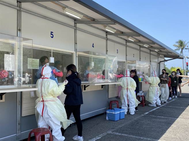 衛生局今天開設4處篩檢站，南區松柏篩檢站上午完成331人篩檢，結果均為陰性。（曹婷婷攝）