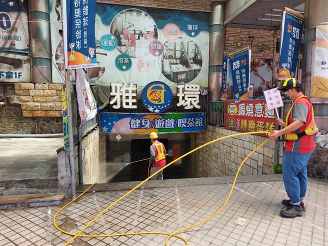 环保局今天展开大雅区雅环保龄球馆全面清消，确保员工及附近居民的安全。（台中市环保局提供／陈世宗台中传真）