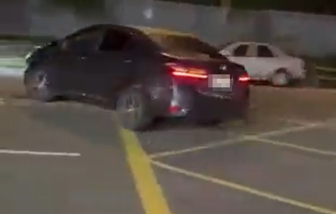 一名驾驶在路上试车蛇行，岂料，回到加油站前却一个不注意直接撞上铁柱。（翻摄自爆料公社）