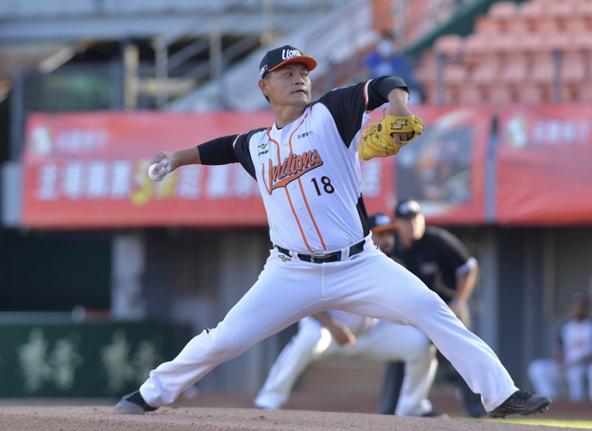 统一狮潘威伦对味全龙先发7局无失分，以40岁又31天之龄拿下生涯第147胜。（统一狮提供）