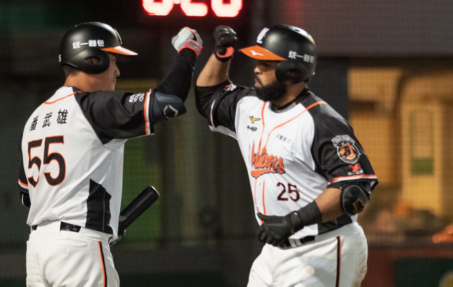 统一狮洋炮罗萨（右）在6局下敲出奠定胜局的3分全垒打。（统一狮提供）