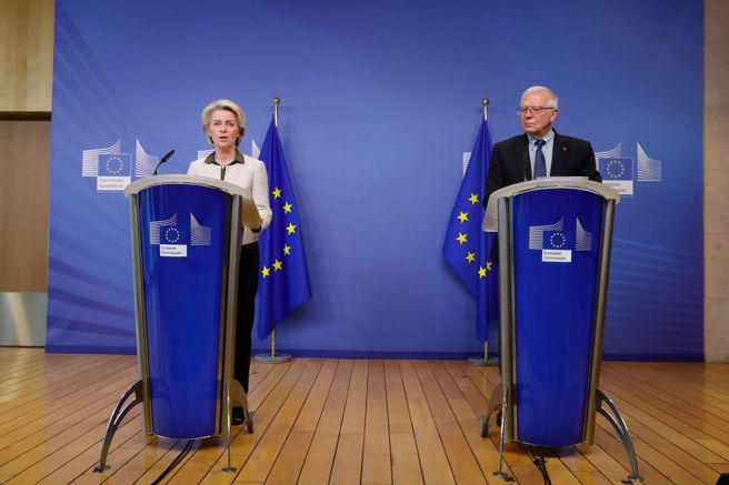 欧盟外交部长冯德莱恩 (左立者)， 和欧盟高级外务代表博雷尔 (右立者)。(图/路透社)
