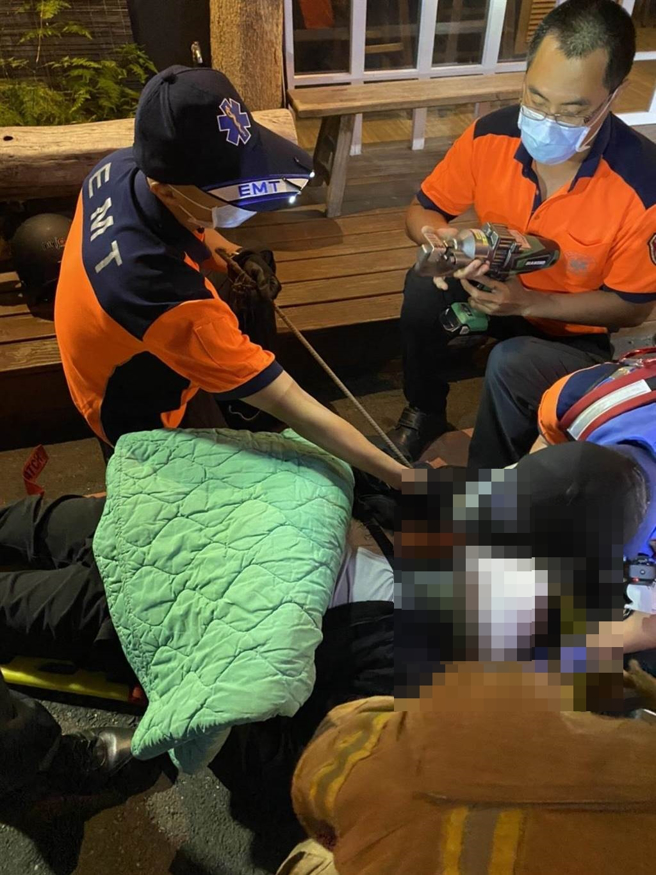 男骑士摔车，右眼竟插入铁条，警消找利剪把铁条截断，将他送医。（读者提供／程炳璋台南传真）