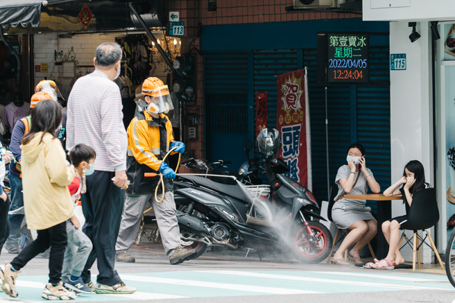 指揮中心宣布，未來若單日超過1500人確診，將啟動在家隔離措施。圖為新北市環保局派員前往三峽老街、市場等人口稠密處清消。(郭吉銓攝)