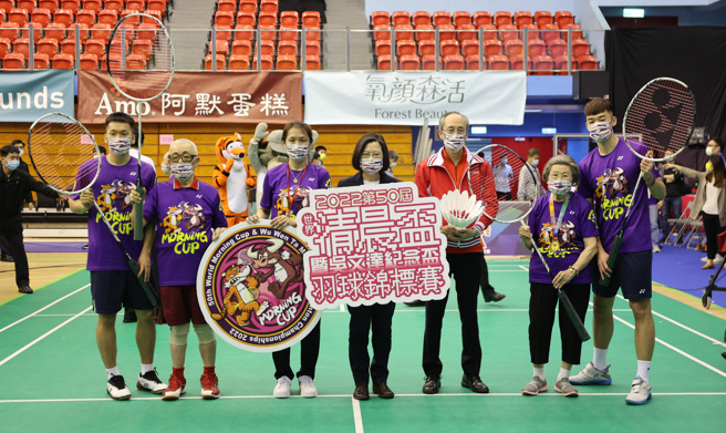 羽球「黃金男雙」李洋（左1）、王齊麟（右1）及總統蔡英文出席第50屆清晨盃羽球賽開幕典禮。（中華全民羽球發展協會提供）