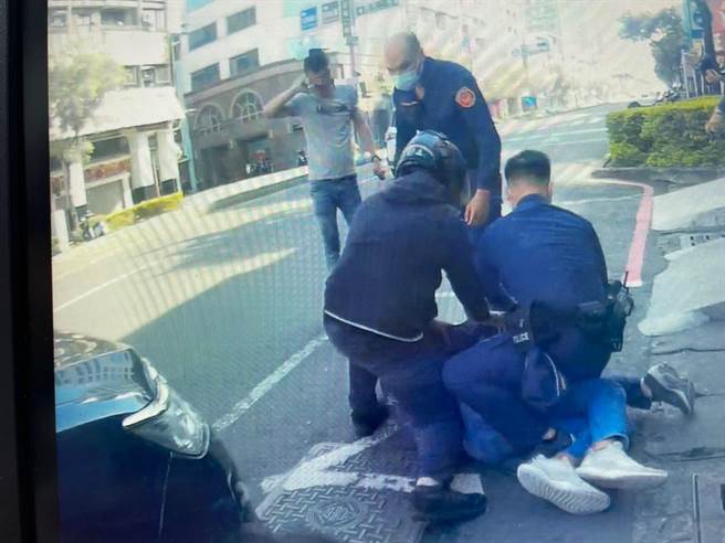 李男酒後失控攻擊員警遭壓制在地。（翻攝照片／高雄洪靖宜傳真）