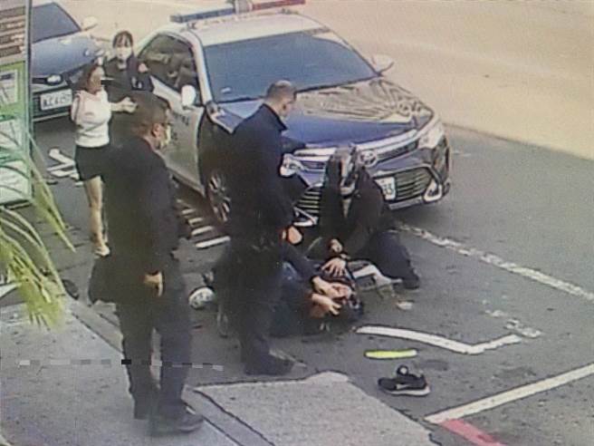 李男酒後失控攻擊員警遭壓制在地。（翻攝照片／高雄洪靖宜傳真）