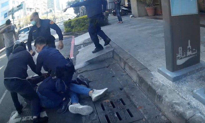 李男酒後失控攻擊員警遭壓制在地。（翻攝照片／高雄洪靖宜傳真）