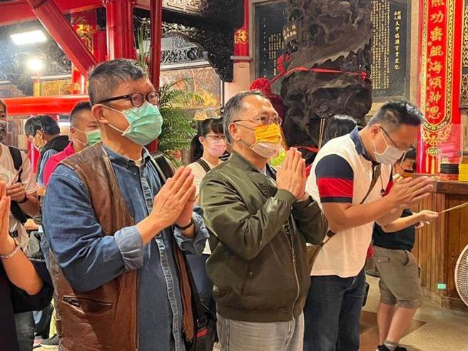 台北市副市长蔡炳坤(中)，今天在民眾党代理主委郭达鸿(左)等人陪同下，前往大甲镇澜宫双手合十虔诚送驾！再次体验「大甲妈祖文化节」的热度。(翻摄蔡炳坤脸书)