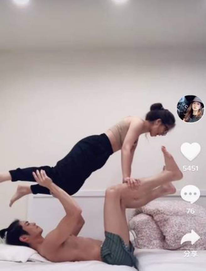 周晓涵与半裸男性友人做双人瑜伽，男方被猜测是绯闻男友「苏熙喆」。（图／取自周晓涵抖音）