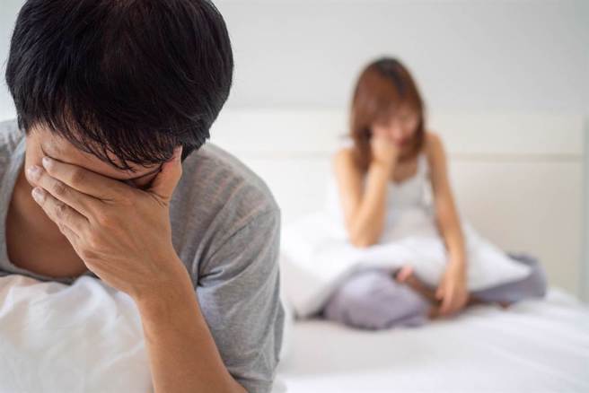 有名男子和女友在恩爱时，为了要转移注意力不喷发，竟听到女友1句话后瞬间软杆。（示意图shutterstock）