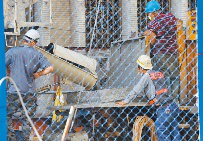 受到营造原物料价格飙升、缺工等因素影响，传出部分危老都更案停摆。对此，国家住都中心表示，社宅兴建及公办都更案都如期推动。（本报资料照片）