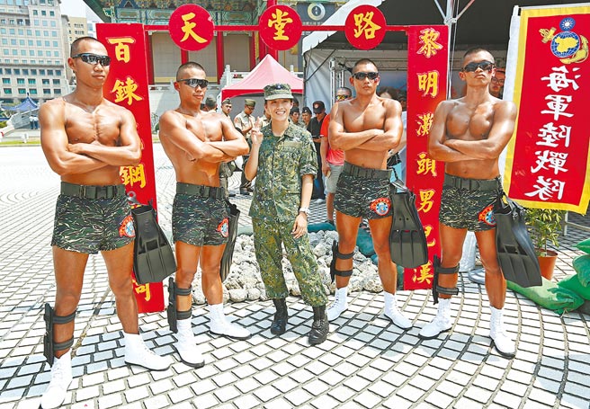 軍方認為，這兩年有疫情，年輕人找工作不易，募兵相對較好募。圖為軍人節暨國軍人才招募活動。（本報資料照片）